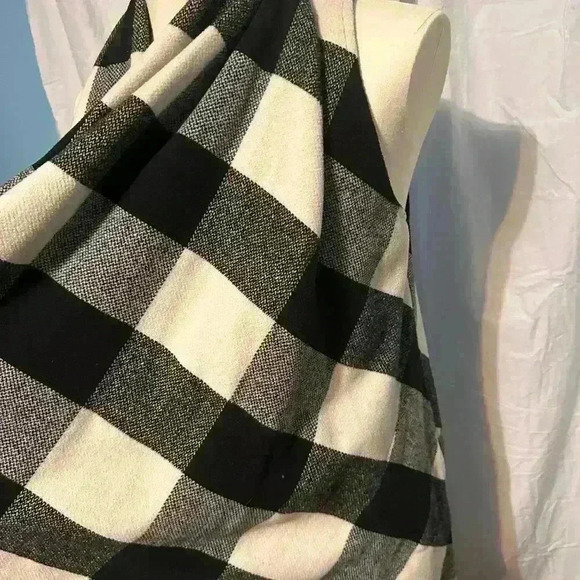 Luii Women’s Open Vest. 
Back And White Plaid. 
Pockets. 
Size small - Picture 3 of 7